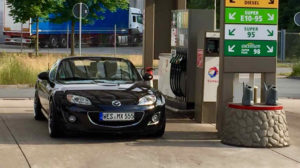 Der Mazda MX5 beim Tanken vor dem auswandern