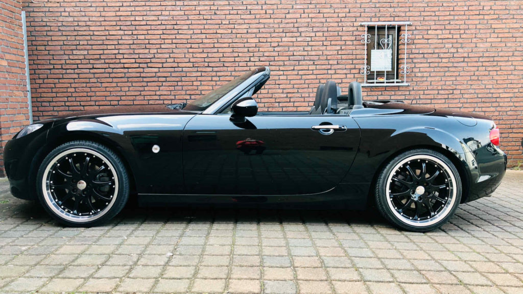 Der Mazda MX5 von der Seite vor dem auswandern