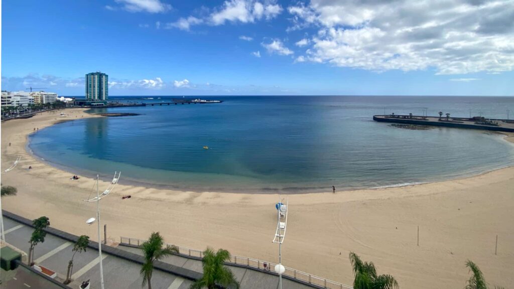 Arrecife hat einen Strand inmitten der Stadt - Playa del Reducto